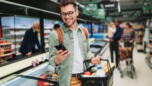 Mann an Supermarktkasse