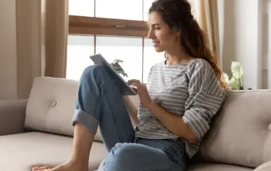 Frau mit Tablet