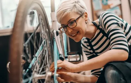 Frau repariert Fahrrad